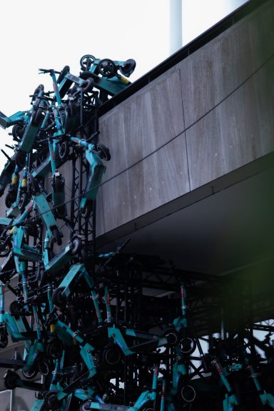 Ansammlung von E-Scootern (Kunst)